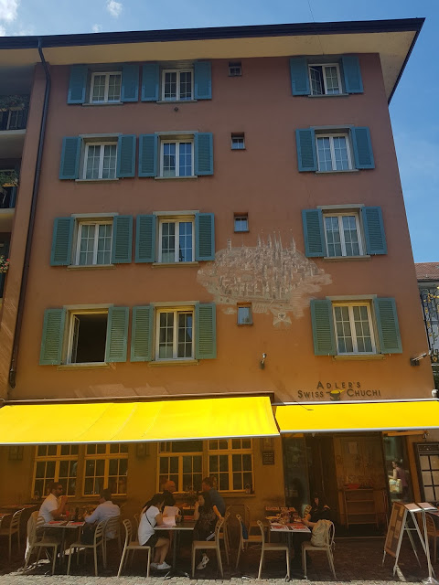 Hotel Adler e o restaurante Swiss Chuchi logo abaixo